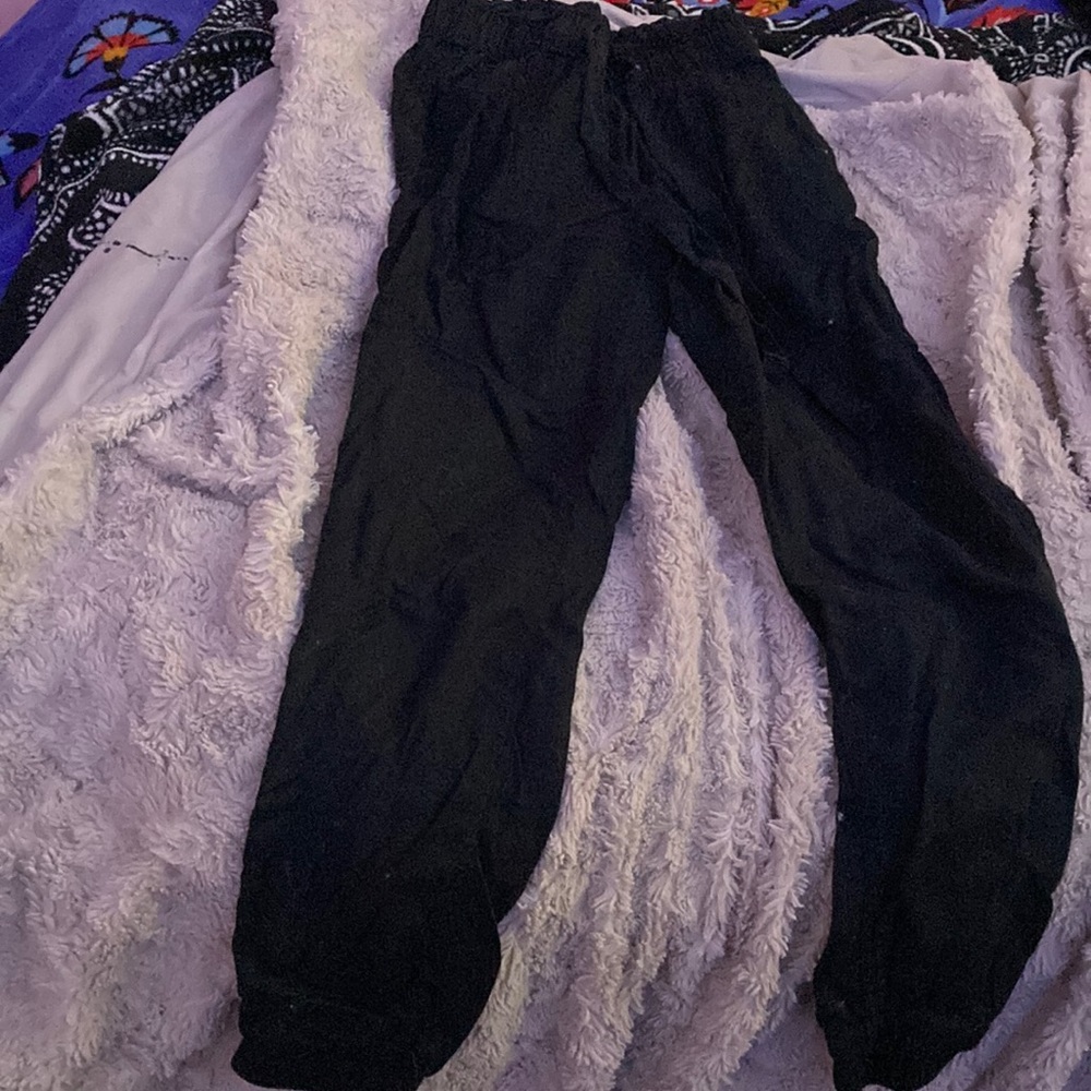 cute black pants get fluff on them really easy tho so be careful lol<3